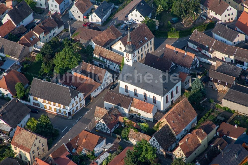 Westheim (Pfalz) von oben - Kirchengebäude der Prot. Kirche in der Dorfmitte in Westheim (Pfalz) im Bundesland Rheinland-Pfalz, Deutschland