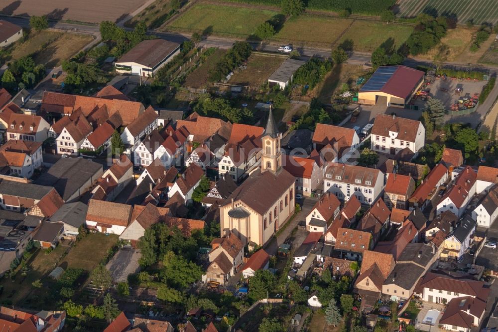 Luftbild Zeiskam - Kirchengebäude der Protestantische Kirche in Zeiskam im Bundesland Rheinland-Pfalz, Deutschland