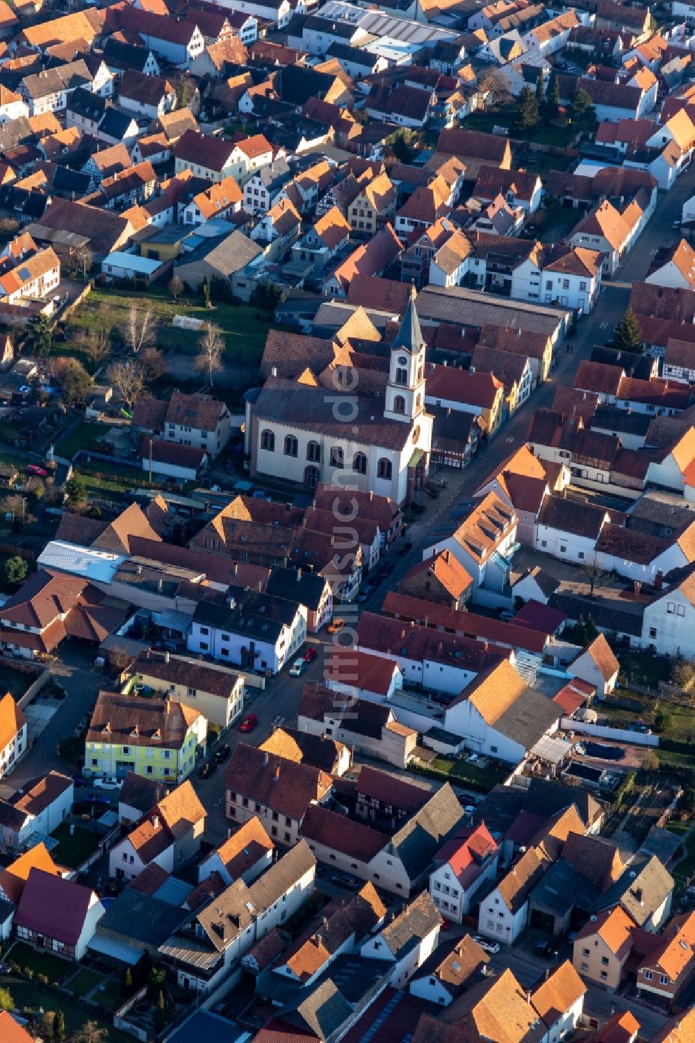 Luftaufnahme Zeiskam - Kirchengebäude der Protestantische Kirche in Zeiskam im Bundesland Rheinland-Pfalz, Deutschland