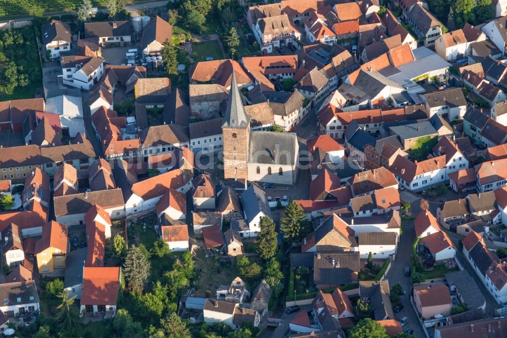 Großkarlbach von oben - Kirchengebäude der Protestantischen Kirche in der Dorfmitte in Großkarlbach im Bundesland Rheinland-Pfalz, Deutschland