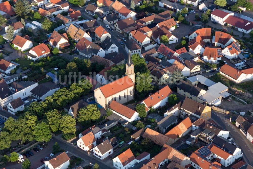 Luftaufnahme Erpolzheim - Kirchengebäude der Protestantischen Marienkirche in der Dorfmitte in Erpolzheim im Bundesland Rheinland-Pfalz, Deutschland
