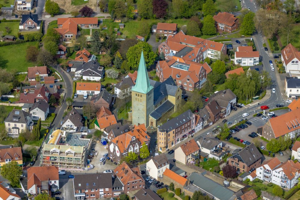 Rhynern von oben - Kirchengebäude St. Regina in Rhynern im Bundesland Nordrhein-Westfalen, Deutschland