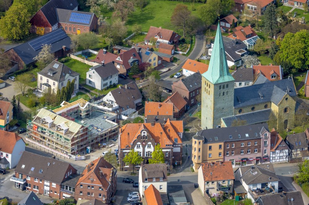Rhynern aus der Vogelperspektive: Kirchengebäude St. Regina in Rhynern im Bundesland Nordrhein-Westfalen, Deutschland