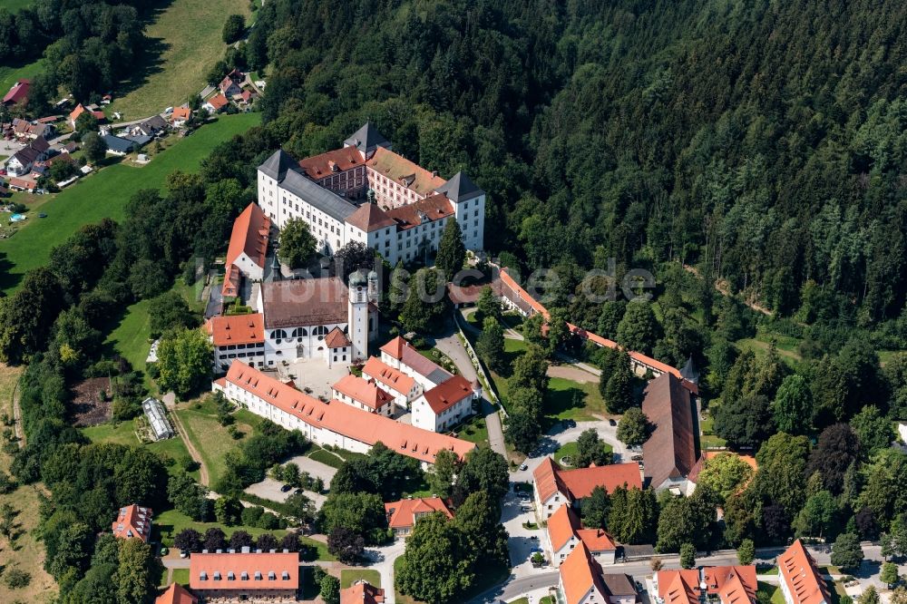 Luftbild Wolfegg - Kirchengebäude Renaissance Schloss mit Pfarr und Stiftskirche St Katharina in Wolfegg im Bundesland Baden-Württemberg, Deutschland