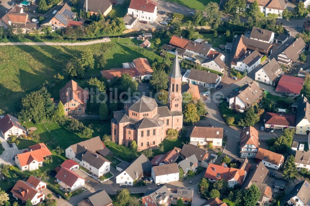 Luftaufnahme Rheinbischofsheim - Kirchengebäude in Rheinbischofsheim im Bundesland Baden-Württemberg