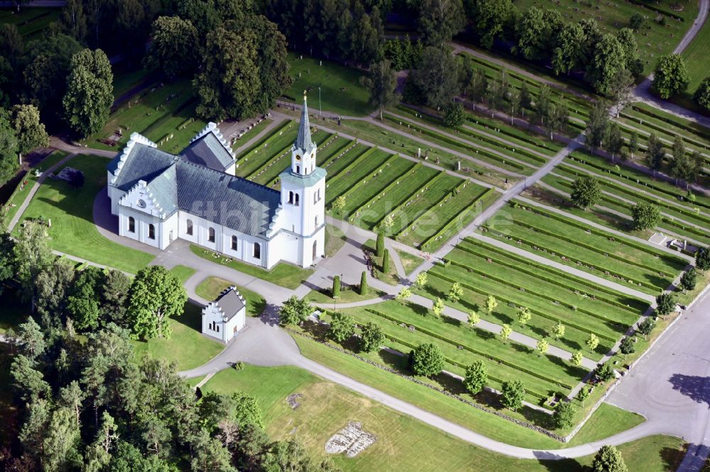 Luftaufnahme Finspang - Kirchengebäude Risinge kyrka in Finspang in Östergötlands län, Schweden