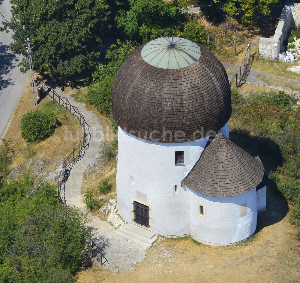 Öskü von oben - Kirchengebäude - Rundkirche in Öskü in Wesprim, Ungarn