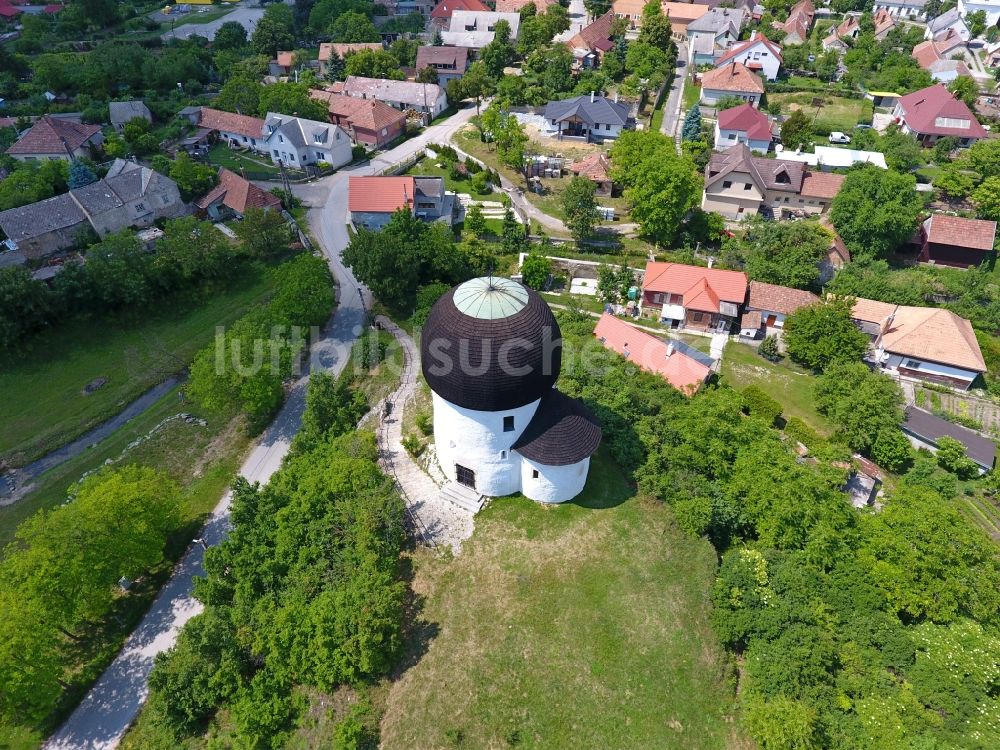 Öskü aus der Vogelperspektive: Kirchengebäude - Rundkirche in Öskü in Wesprim, Ungarn