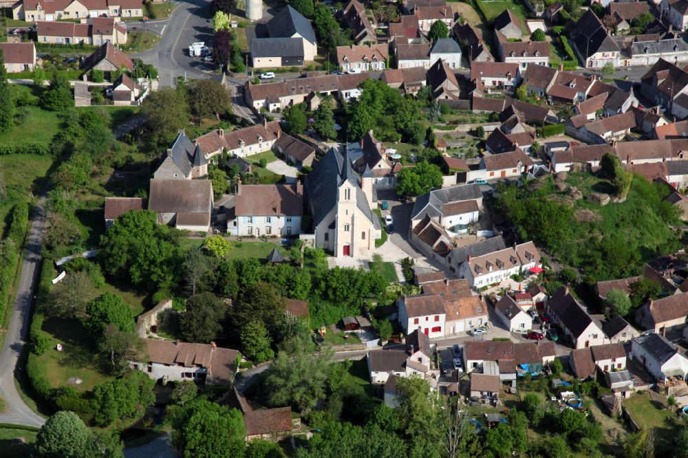 Luftaufnahme Saint-Gondon - Kirchengebäude in Saint-Gondon in Centre-Val de Loire, Frankreich