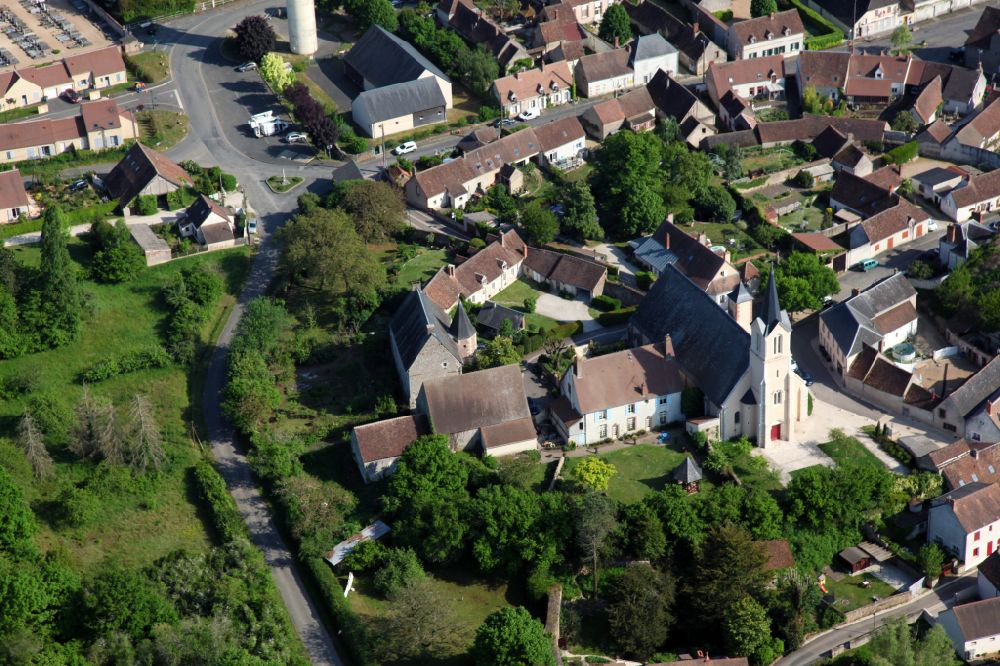Saint-Gondon von oben - Kirchengebäude in Saint-Gondon in Centre-Val de Loire, Frankreich