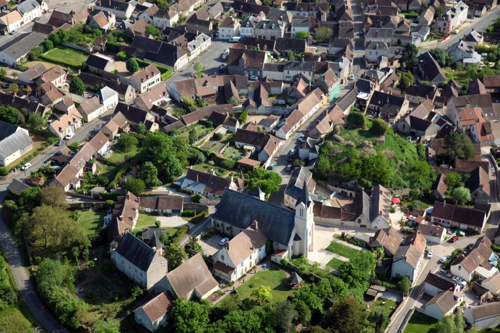 Saint-Gondon aus der Vogelperspektive: Kirchengebäude in Saint-Gondon in Centre-Val de Loire, Frankreich