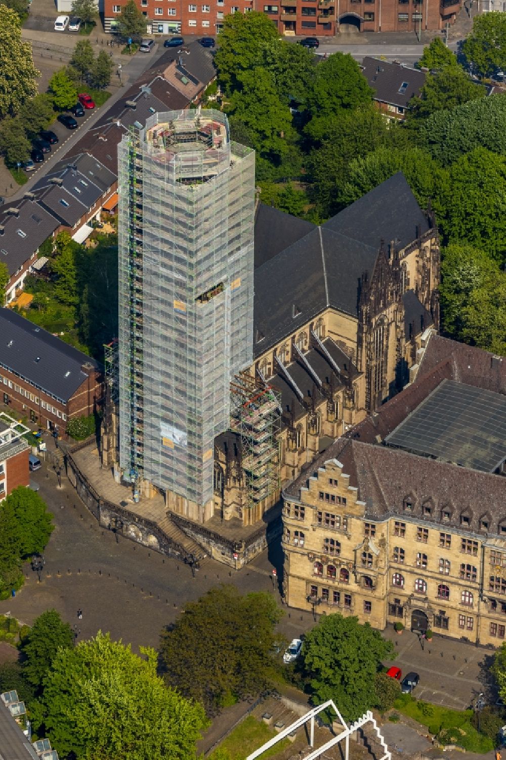 Duisburg von oben - Kirchengebäude Salvator Kirche in Duisburg im Bundesland Nordrhein-Westfalen, Deutschland