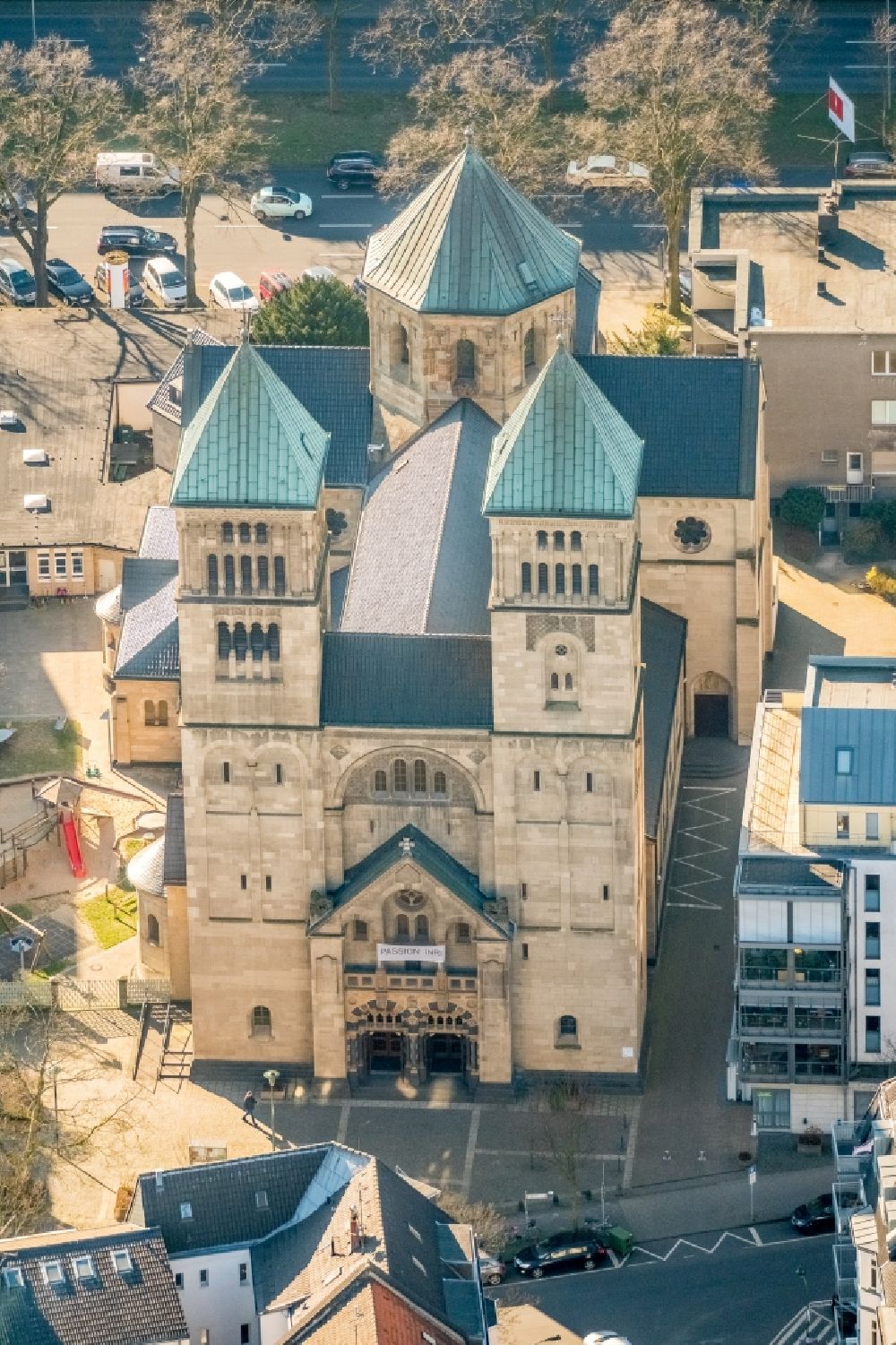 Düsseldorf von oben - Kirchengebäude Sankt Adolfus Kirche in Düsseldorf im Bundesland Nordrhein-Westfalen, Deutschland