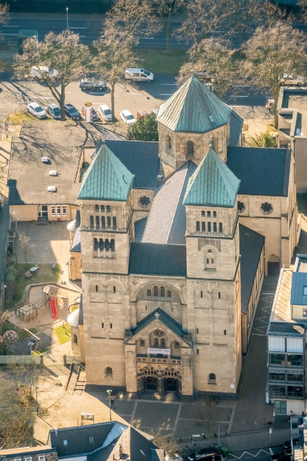Düsseldorf aus der Vogelperspektive: Kirchengebäude Sankt Adolfus Kirche in Düsseldorf im Bundesland Nordrhein-Westfalen, Deutschland