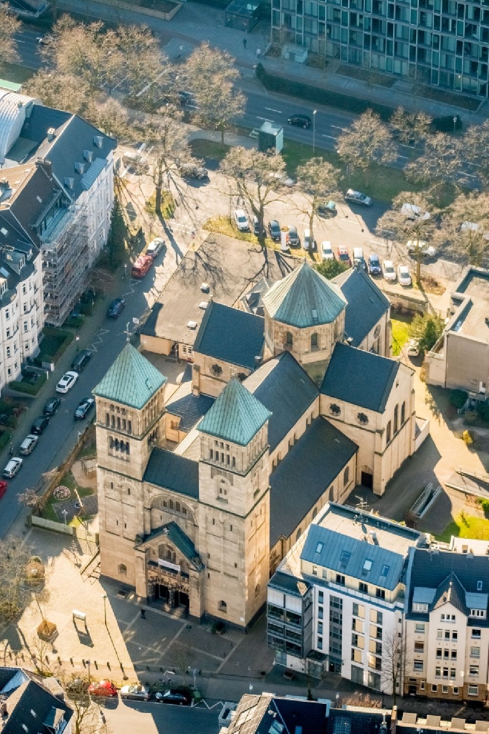 Luftbild Düsseldorf - Kirchengebäude Sankt Adolfus Kirche in Düsseldorf im Bundesland Nordrhein-Westfalen, Deutschland