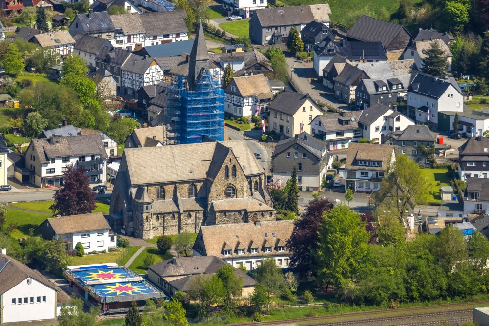 Bestwig von oben - Kirchengebäude der Sankt-Anna-Kirche in Bestwig im Bundesland Nordrhein-Westfalen