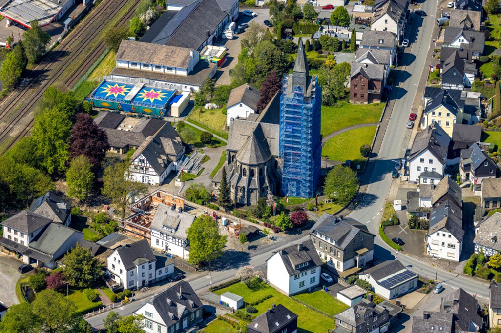 Luftaufnahme Bestwig - Kirchengebäude der Sankt-Anna-Kirche in Bestwig im Bundesland Nordrhein-Westfalen