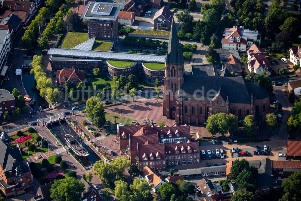 Papenburg aus der Vogelperspektive: Kirchengebäude Sankt-Antonius-Kirche in Papenburg im Bundesland Niedersachsen, Deutschland