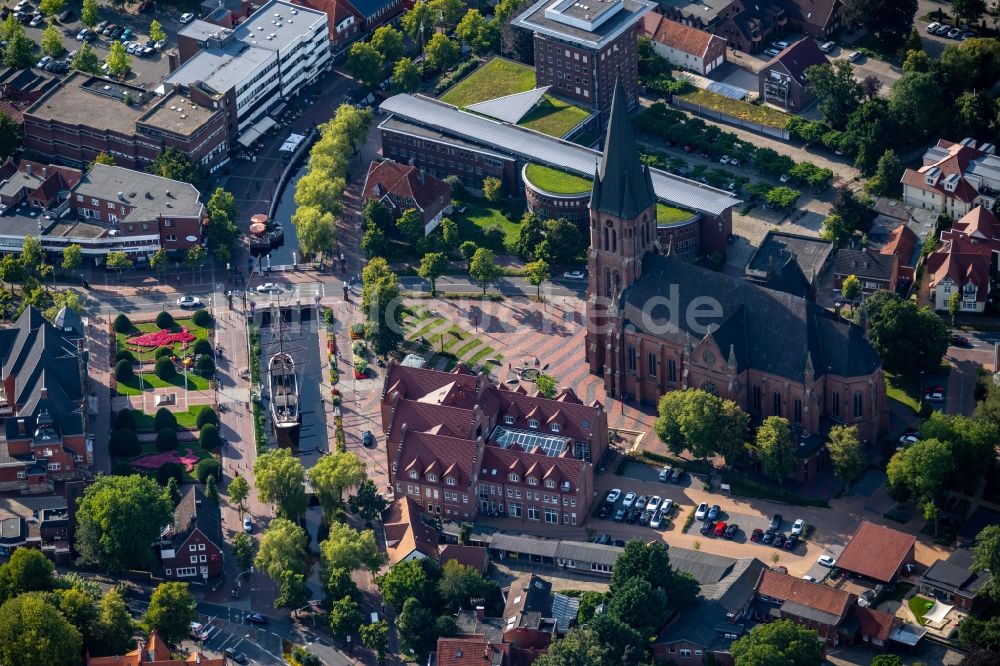 Luftbild Papenburg - Kirchengebäude Sankt-Antonius-Kirche in Papenburg im Bundesland Niedersachsen, Deutschland