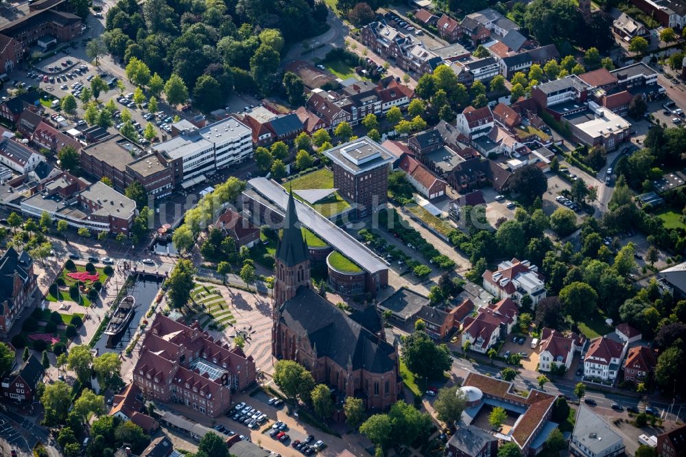 Luftaufnahme Papenburg - Kirchengebäude Sankt-Antonius-Kirche in Papenburg im Bundesland Niedersachsen, Deutschland