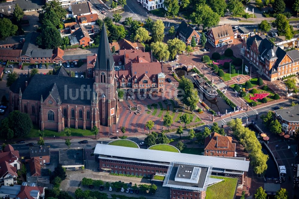 Luftbild Papenburg - Kirchengebäude Sankt-Antonius-Kirche in Papenburg im Bundesland Niedersachsen, Deutschland