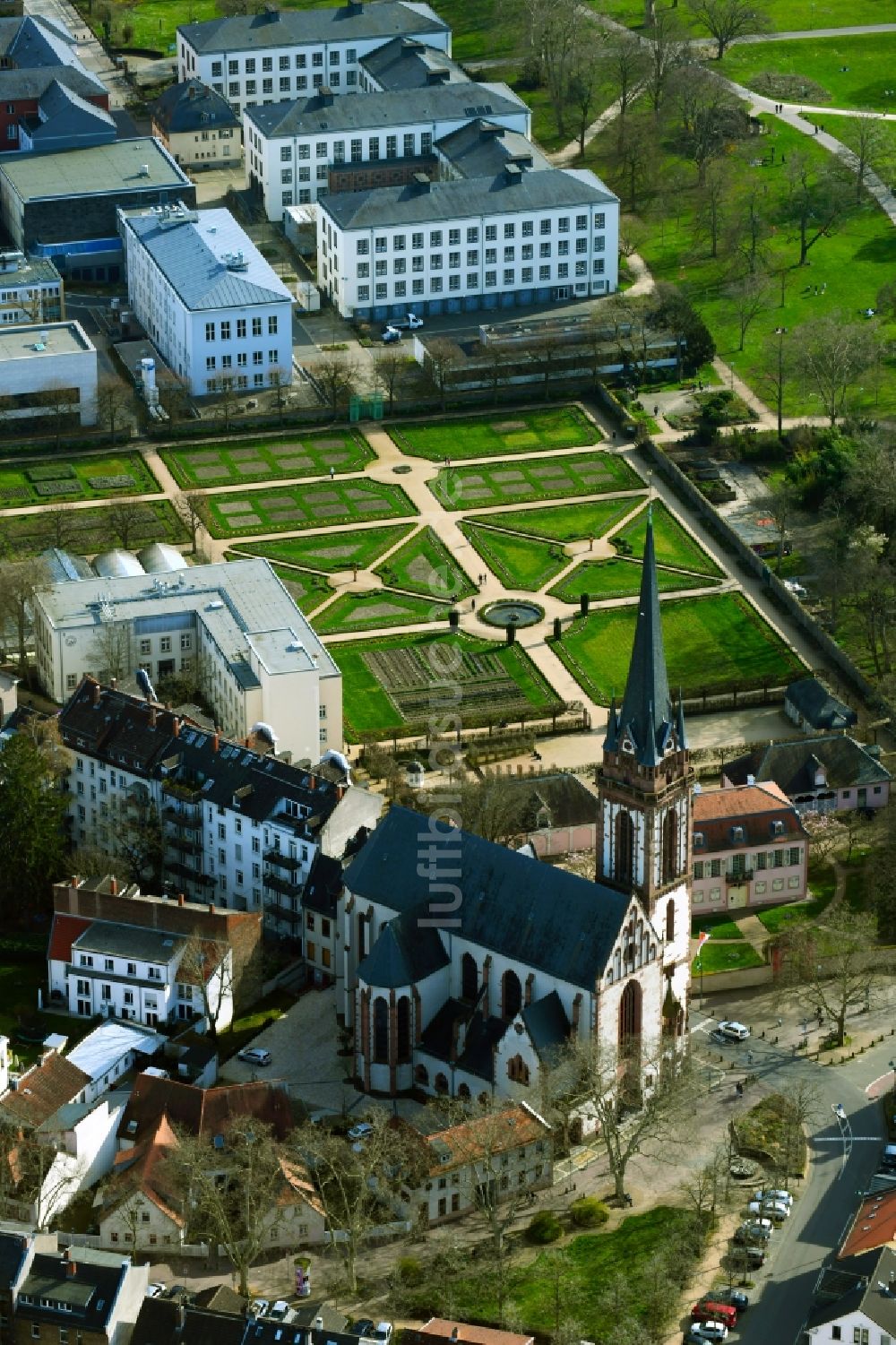 Darmstadt von oben - Kirchengebäude Sankt Elisabeth am Schlossplatz in Darmstadt im Bundesland Hessen, Deutschland