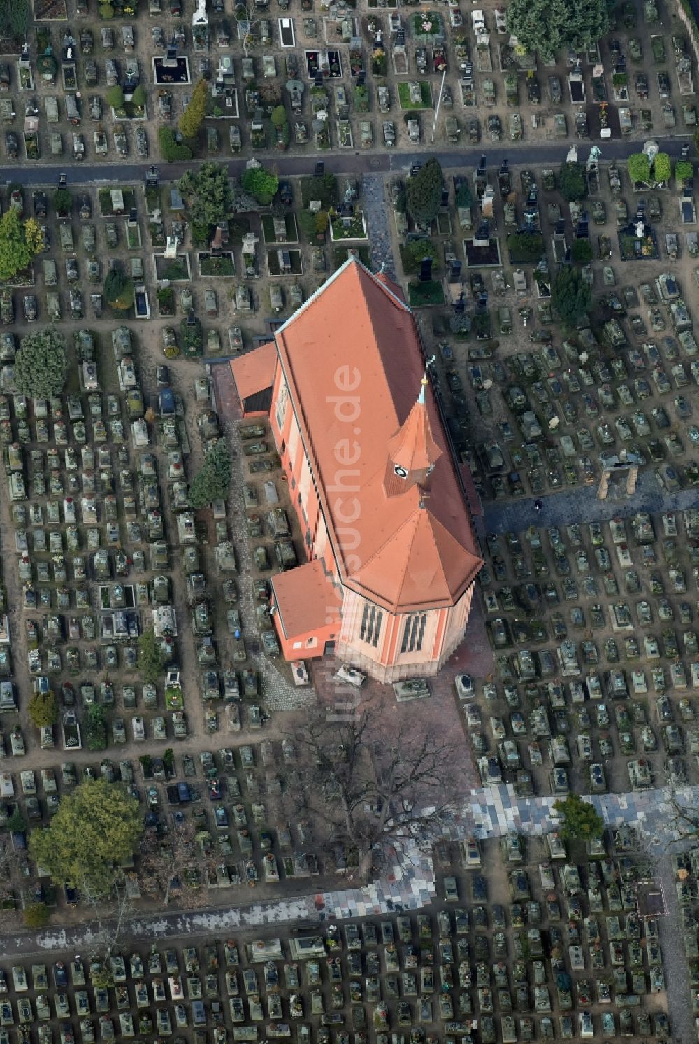 Luftaufnahme Nürnberg - Kirchengebäude des Sankt Johannis Friedhof an der Brückenstraße in Nürnberg im Bundesland Bayern