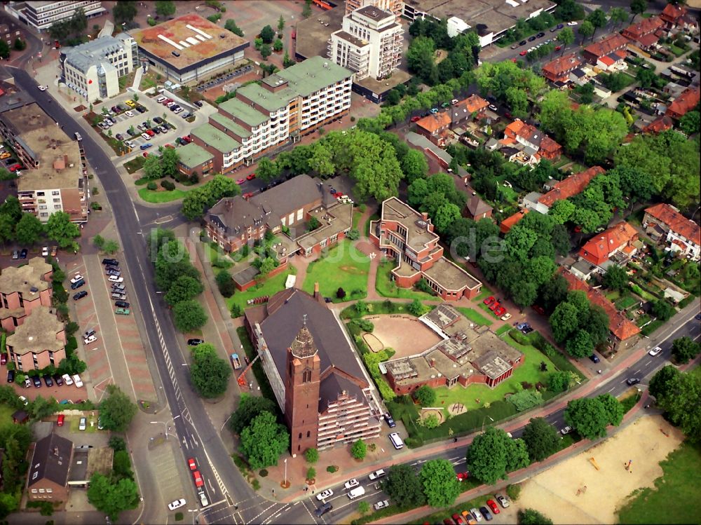 Luftaufnahme Kamp-Lintfort - Kirchengebäude Sankt Josef in Kamp-Lintfort im Bundesland Nordrhein-Westfalen, Deutschland