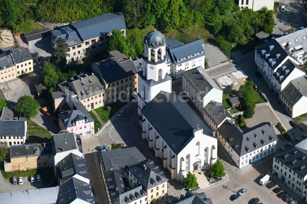 Auerbach/Vogtland von oben - Kirchengebäude Sankt Laurentiuskirche im Altstadt- Zentrum in Auerbach/Vogtland im Bundesland Sachsen, Deutschland
