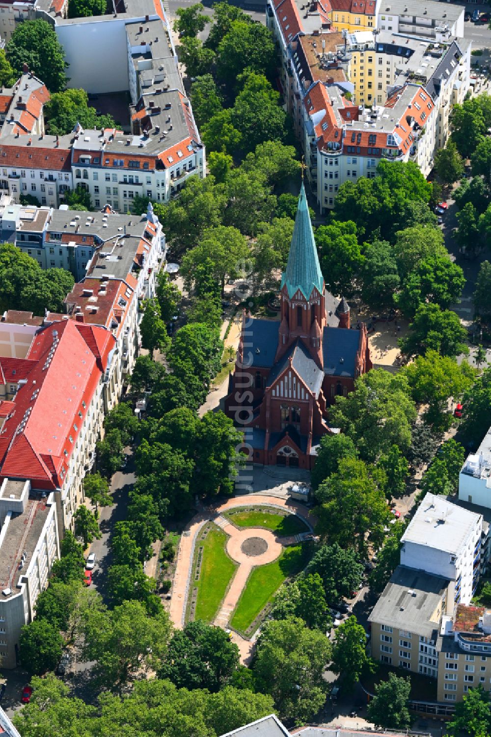 Luftbild Berlin - Kirchengebäude der Sankt Ludwig Kirche im Ortsteil Charlottenburg-Wilmersdorf in Berlin, Deutschland
