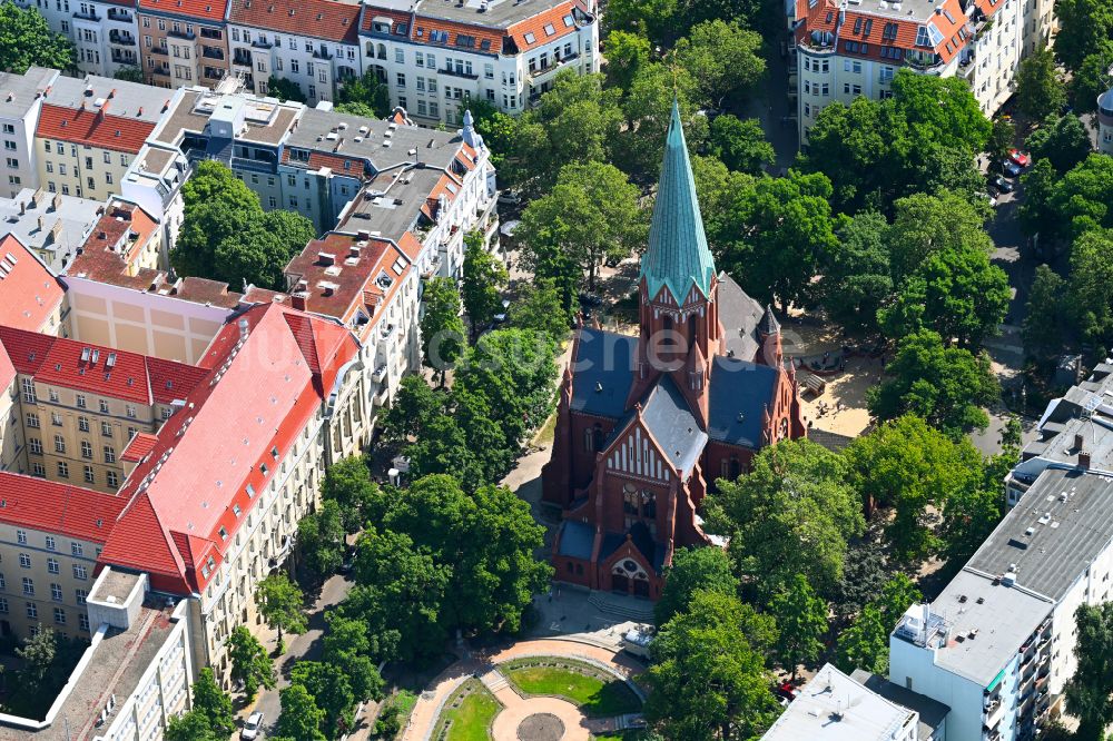 Luftaufnahme Berlin - Kirchengebäude der Sankt Ludwig Kirche im Ortsteil Charlottenburg-Wilmersdorf in Berlin, Deutschland