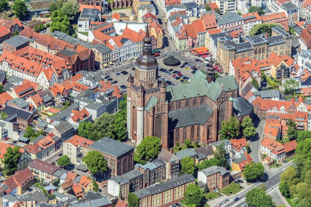 Stralsund von oben - Kirchengebäude der Sankt Marien Gemeinde im Ortsteil Andershof in Stralsund im Bundesland Mecklenburg-Vorpommern