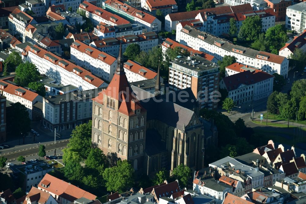 Luftaufnahme Rostock - Kirchengebäude der Sankt-Marien-Kirche zu Rostock in Rostock im Bundesland Mecklenburg-Vorpommern, Deutschland