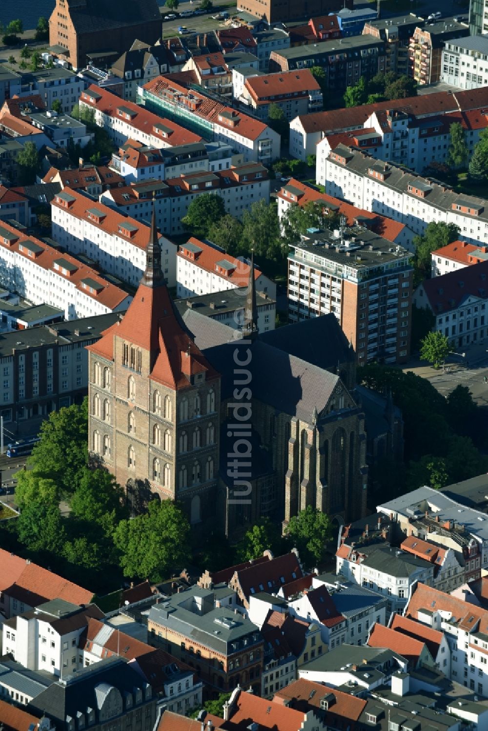 Rostock von oben - Kirchengebäude der Sankt-Marien-Kirche zu Rostock in Rostock im Bundesland Mecklenburg-Vorpommern, Deutschland