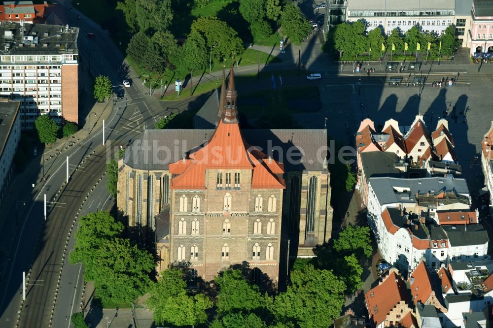 Rostock aus der Vogelperspektive: Kirchengebäude der Sankt-Marien-Kirche zu Rostock in Rostock im Bundesland Mecklenburg-Vorpommern, Deutschland