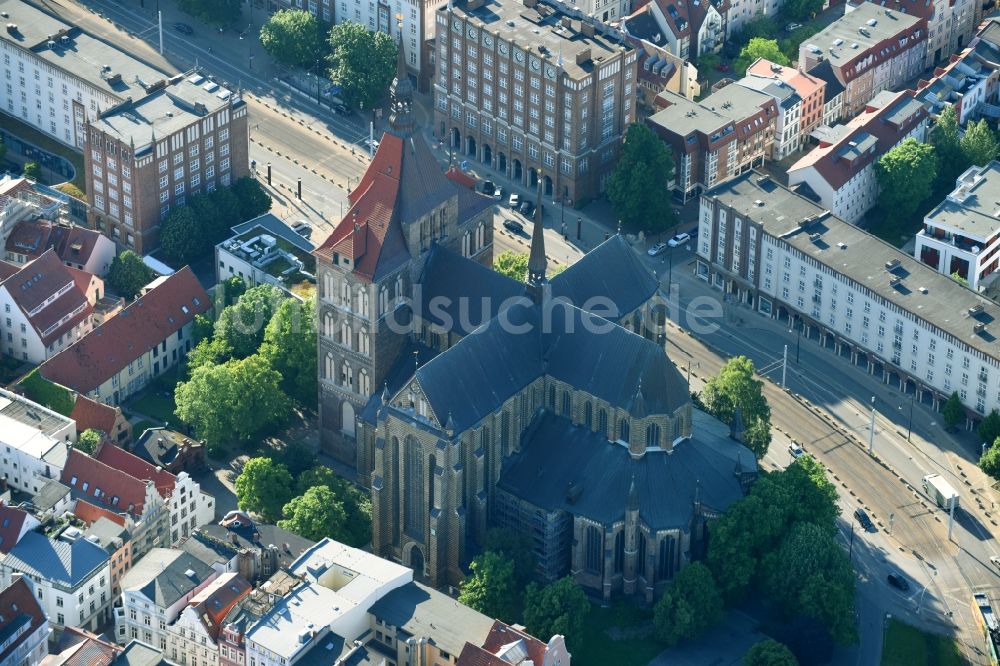Luftaufnahme Rostock - Kirchengebäude der Sankt-Marien-Kirche zu Rostock in Rostock im Bundesland Mecklenburg-Vorpommern, Deutschland