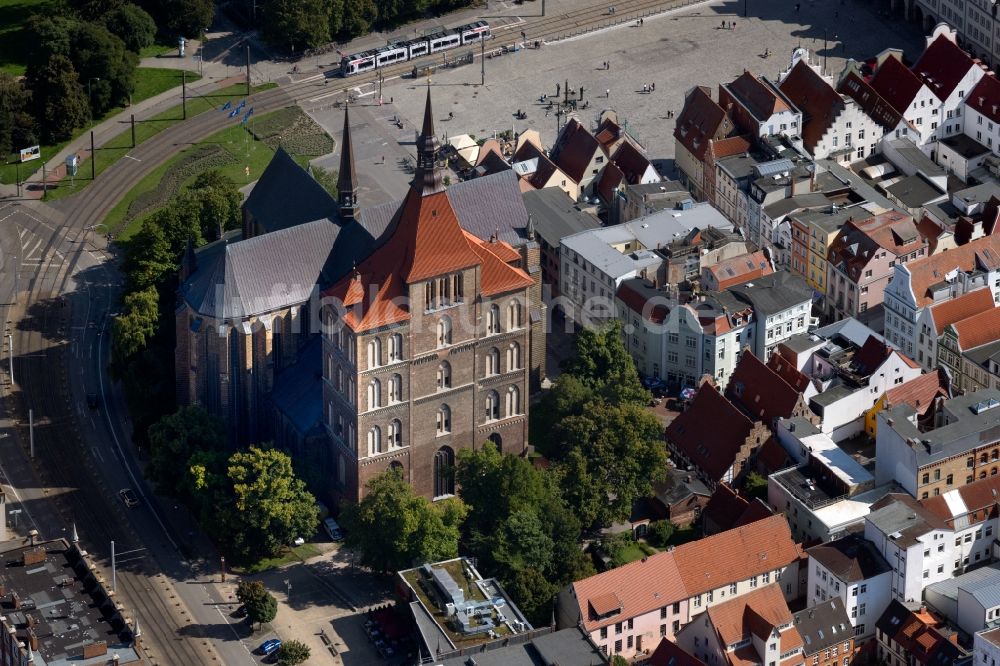 Rostock aus der Vogelperspektive: Kirchengebäude der Sankt-Marien-Kirche zu Rostock in Rostock im Bundesland Mecklenburg-Vorpommern, Deutschland