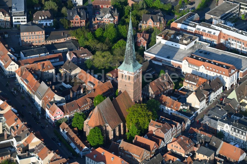 Uelzen aus der Vogelperspektive: Kirchengebäude der Sankt Marien Kirche in Uelzen im Bundesland Niedersachsen, Deutschland