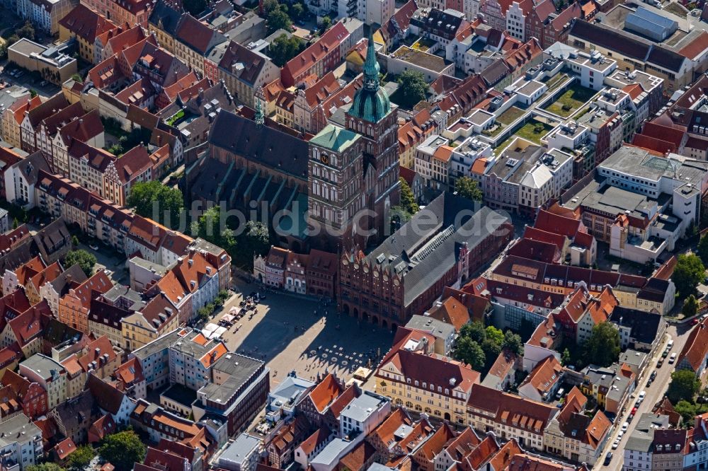 Stralsund aus der Vogelperspektive: Kirchengebäude der Sankt Nikolaikirche in Stralsund im Bundesland Mecklenburg-Vorpommern