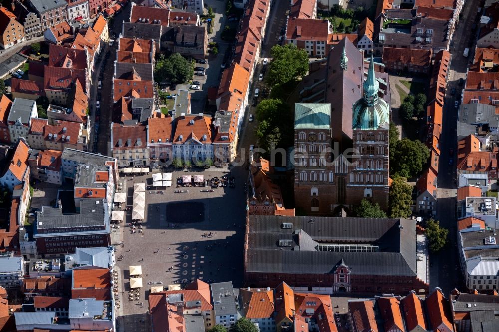 Luftbild Stralsund - Kirchengebäude der Sankt Nikolaikirche in Stralsund im Bundesland Mecklenburg-Vorpommern