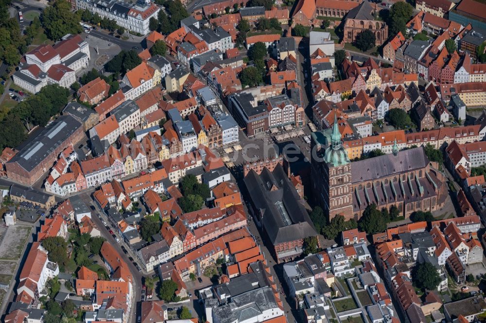 Luftaufnahme Stralsund - Kirchengebäude der Sankt Nikolaikirche in Stralsund im Bundesland Mecklenburg-Vorpommern