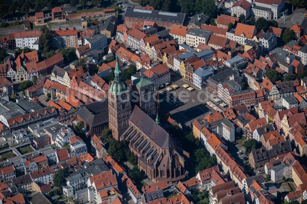 Luftaufnahme Stralsund - Kirchengebäude der Sankt Nikolaikirche in Stralsund im Bundesland Mecklenburg-Vorpommern
