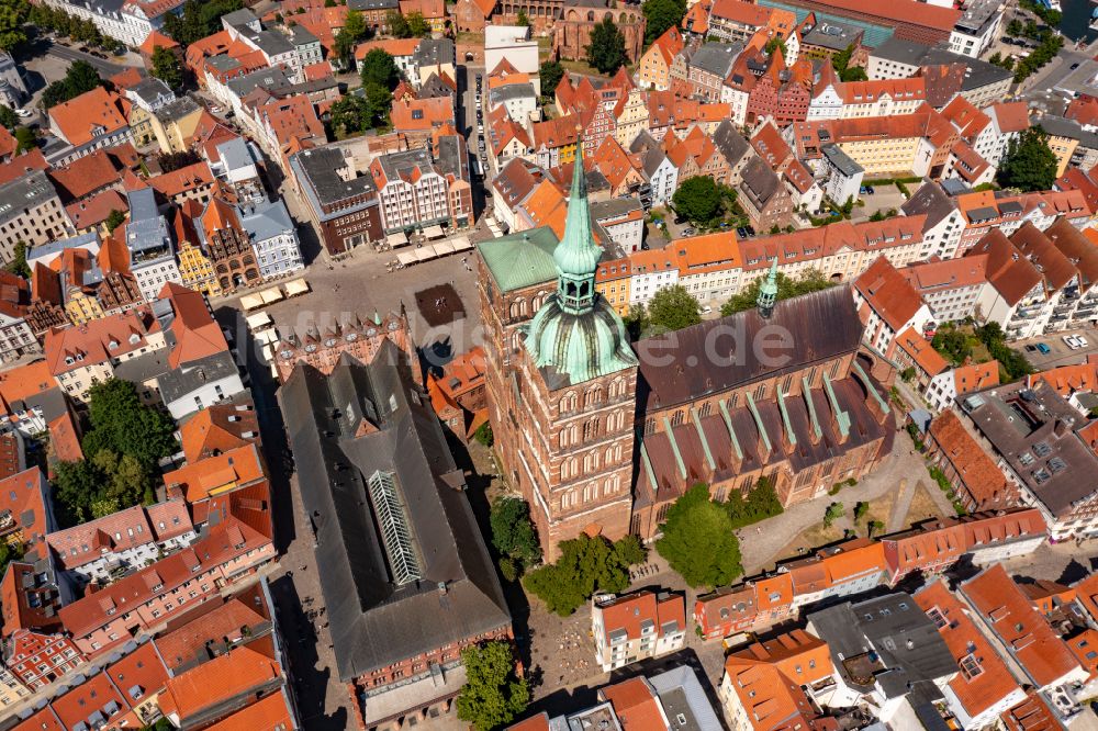 Luftaufnahme Hansestadt Stralsund - Kirchengebäude der Sankt Nikolaikirche in Stralsund im Bundesland Mecklenburg-Vorpommern