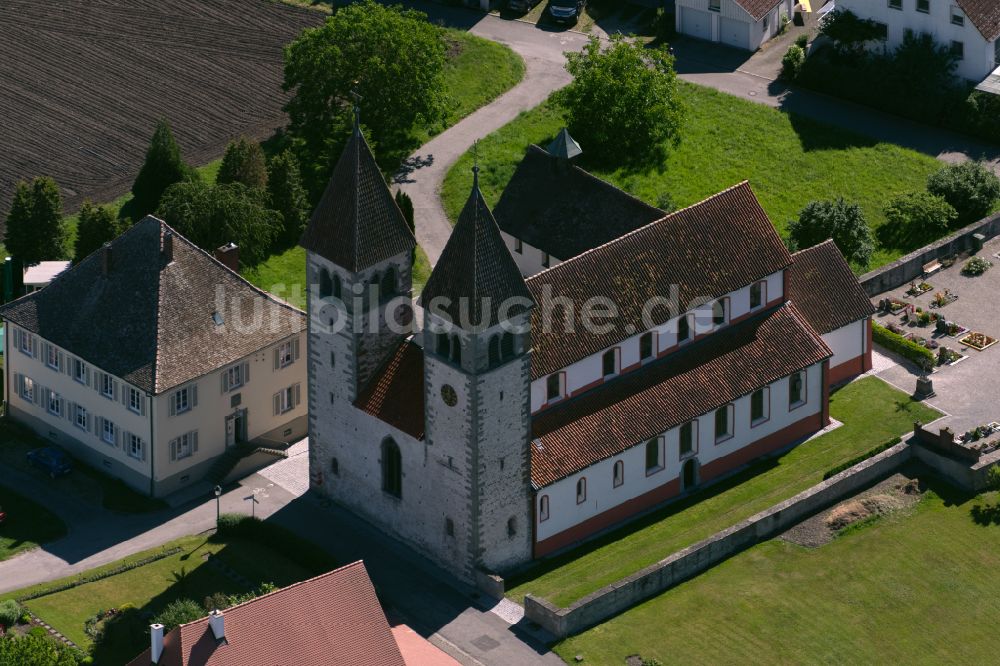 Luftbild Reichenau - Kirchengebäude Sankt Peter und Paul auf der Insel Reichenau im Bundesland Baden-Württemberg, Deutschland