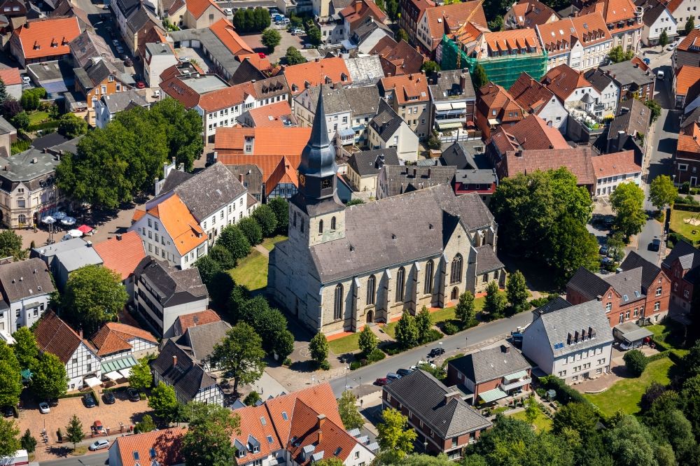 Luftaufnahme Beckum - Kirchengebäude der Sankt Stephanus Kirche in Beckum im Bundesland Nordrhein-Westfalen, Deutschland
