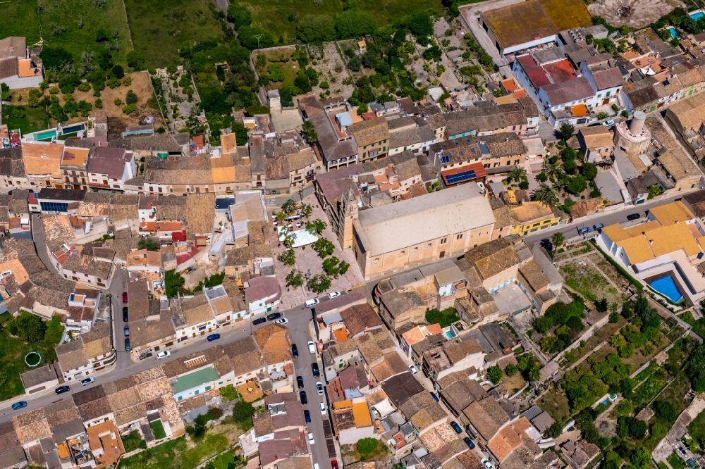 Luftaufnahme Llubi - Kirchengebäude Sant Feliu am Plaça de l'Església in Llubi in Balearische Insel Mallorca, Spanien