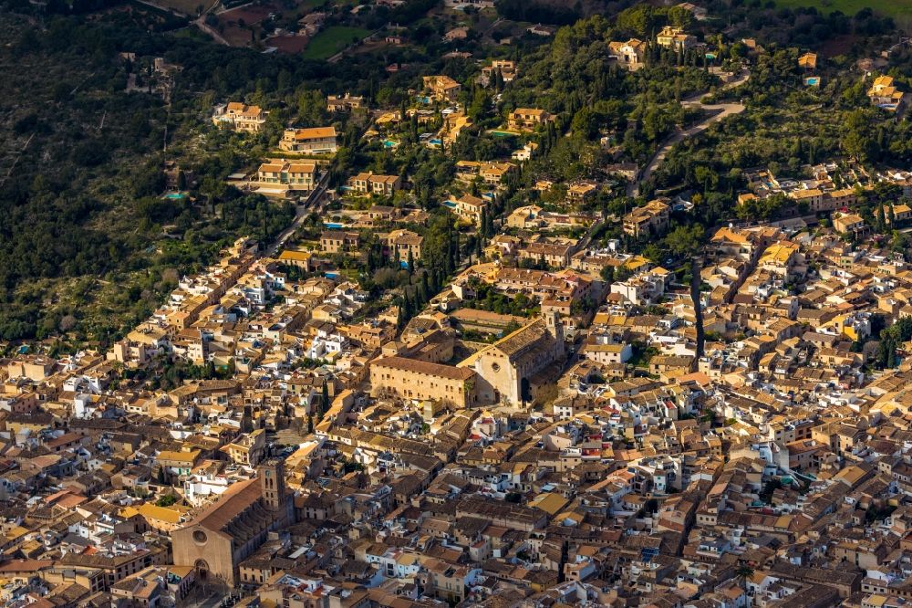 Luftaufnahme Pollenca - Kirchengebäude der Santa Maria dels Àngels im Altstadt- Zentrum in Pollenca in Balearische Insel Mallorca, Spanien