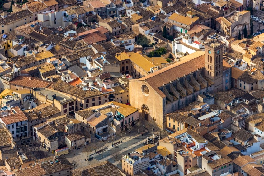 Pollenca von oben - Kirchengebäude der Santa Maria dels Àngels im Altstadt- Zentrum in Pollenca in Balearische Insel Mallorca, Spanien