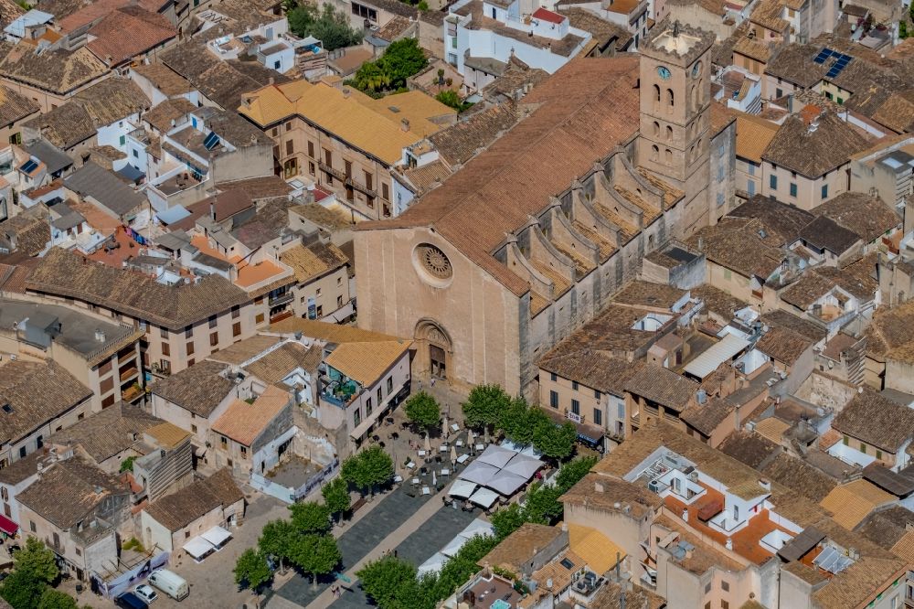 Pollenca aus der Vogelperspektive: Kirchengebäude der Santa Maria dels Àngels im Altstadt- Zentrum in Pollenca in Balearische Insel Mallorca, Spanien