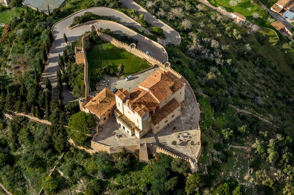 Luftbild Arta - Kirchengebäude Santuari de Sant Salvador in Arta in Balearische Insel Mallorca, Spanien